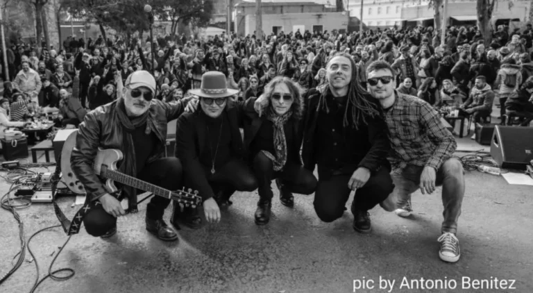 Foto final con el público tras concierto de Red n'Rebel