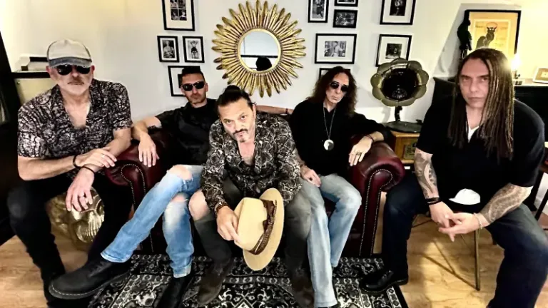 Banda de rock Red n'Rebel posando en salón vintage