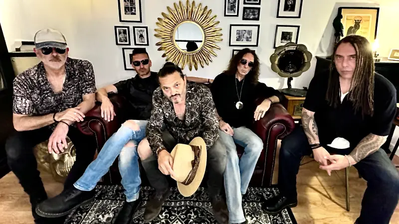 Banda de rock Red n'Rebel posando en salón vintage